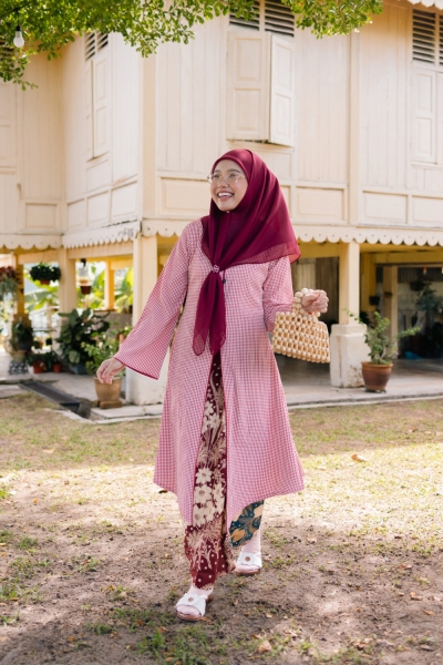 Beranda Kebaya Labuh Batik in Delima